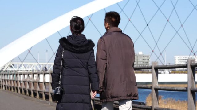 散歩する中年夫婦