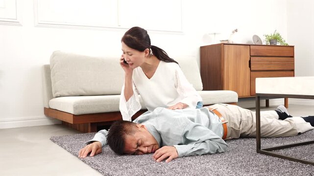 急病で倒れるシニア男性　リビング