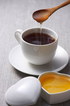 コーヒーに蜂蜜を注ぐ