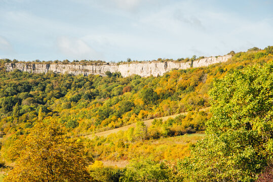Falaise du village de Saint-Romain, C&ocirc;te d'Or, Bourgogne, France. Paysage de roche et de vignes en automne. Nature automnale