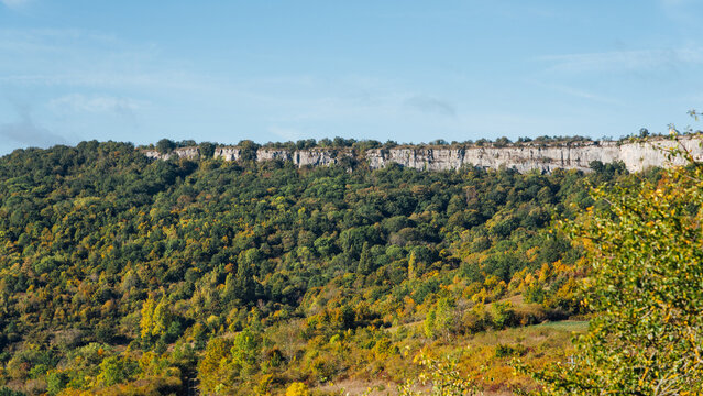 Falaise du village de Saint-Romain, C&ocirc;te d'Or, Bourgogne, France. Paysage de roche et de vignes en automne. Nature automnale