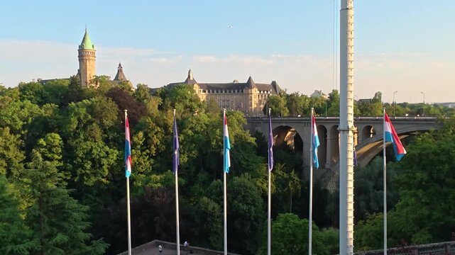 drapeaux sur la Place de la constitution au luxembourg