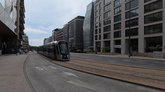 Europe, Luxembourg, ville de Luxembourg, plateau du Saint-Esprit, tram moderne passant sur le boulevard Royal