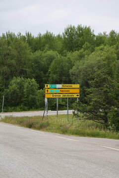 Road signs for E105 to Kirkenes in Norwegian and Russian, with a sign pointing to Grense Jakobselv.