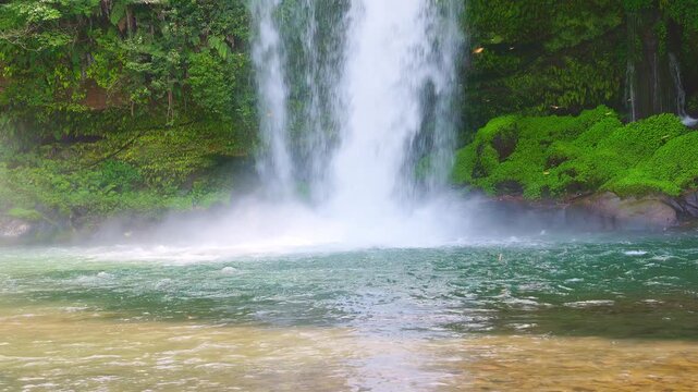 滝壺へ打ち付ける激しい水筋と水面に広がる白い水煙