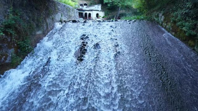 dolly shot all'indietro di una cascata artificiale