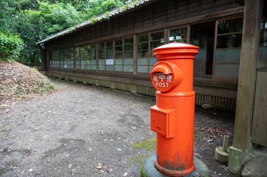 古い校舎の赤いポスト