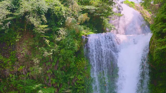 【スローモーション】みずみずしい新緑と岩肌を滑らかに流れ落ちる慈恩の滝の上段