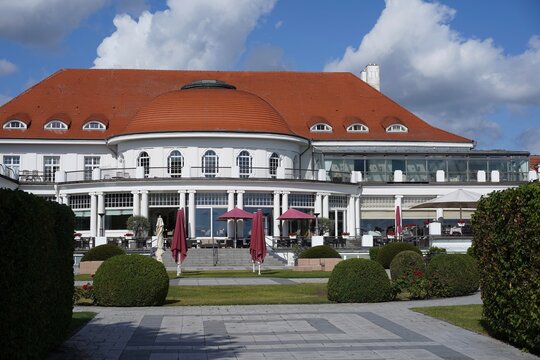 Das Atlantic Grand Hotel Travem&uuml;nde an der Strandpromenade im Sommer, Travem&uuml;nde, 08.08.2026