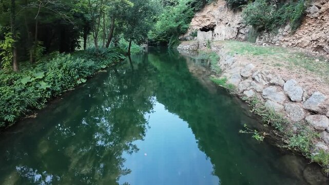 panoramica a sinistra di 180 gradi a sinistra con vista su argine e fiume