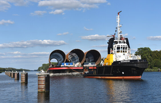 Schlepper GROSSNORDSEE transportiert Monopiles f&uuml;r Windkraft Fundamente im Nord-Ostsee-Kanal 