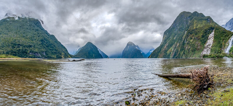 Milford Sound mit Mitre Peak im Nebel: Ausflugsboot durchquert den Fjord bei Ebbe, Fiordland-Nationalpark, Neuseeland