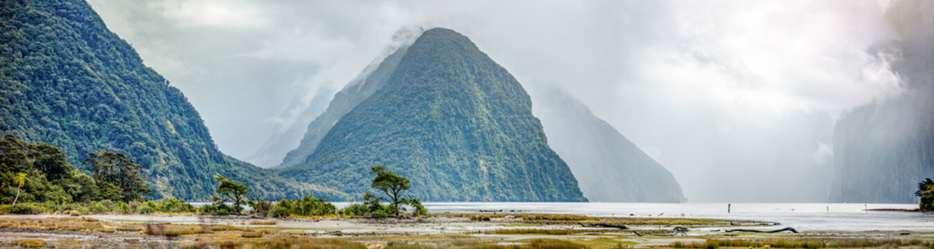 Milford Sound mit Mitre Peak im Nebel: Ausflugsboot durchquert den Fjord bei Ebbe, Fiordland-Nationalpark, Neuseeland