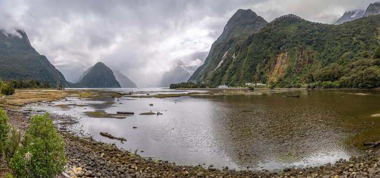 Milford Sound mit Mitre Peak im Nebel: Ausflugsboot durchquert den Fjord bei Ebbe, Fiordland-Nationalpark, Neuseeland
