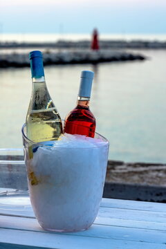 Primo piano di bottiglie di vino con cestello pieno di ghiaccio