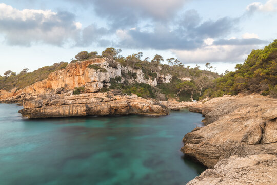 Eine Bucht bei Cala s&rsquo;Almunia im S&uuml;den Mallorcas kurz vor Sonnenaufgang
