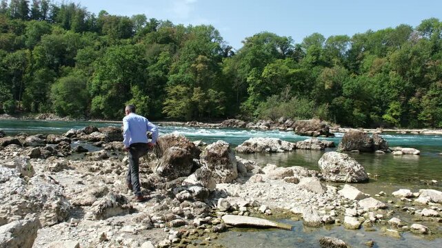 Niedrigwasser am Fluss Rhein im Hitzesommer 2026, tiefer Wasserstand und Wassermangel wegen Hitze und zu wenig Niederschlag