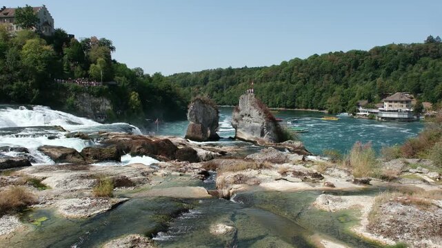 Historisch tiefer Wasserstand am Rheinfall im Hitzesommer 2026, wenig Wassermange wegen Hitze und zu wenig Niederschlag im Sommer