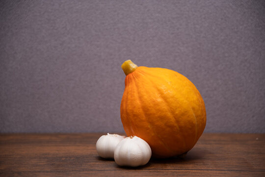 コリンキーとニンニク　ハロウィンをイメージして