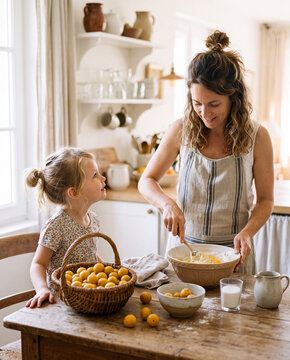 petite fille et sa m&egrave;re en train de cuisiner