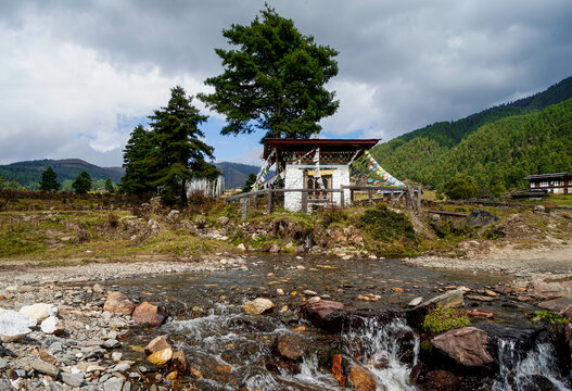 Bhoutan, a small sanctuary, a traditional chorten decorated with prayer flags, located in the preserved valley of Phobjikha (Gangtey valley) .