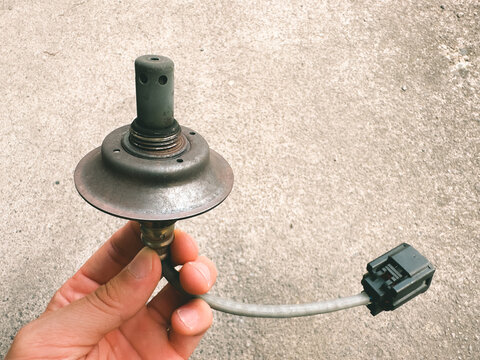 劣化した車のAF(空燃比)センサー