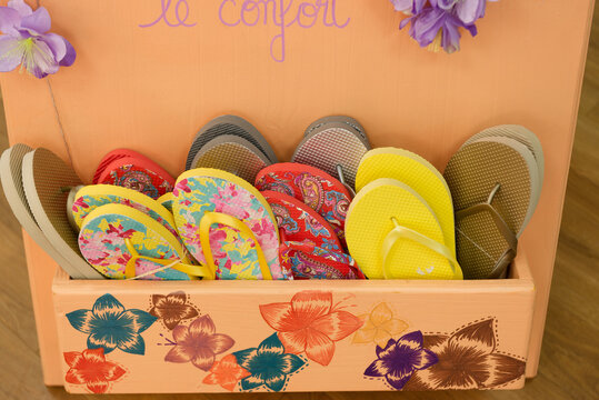 Pr&eacute;sentoir de tongs color&eacute;es et accessoires d&rsquo;&eacute;t&eacute; &ndash; ambiance vacances et bord de mer