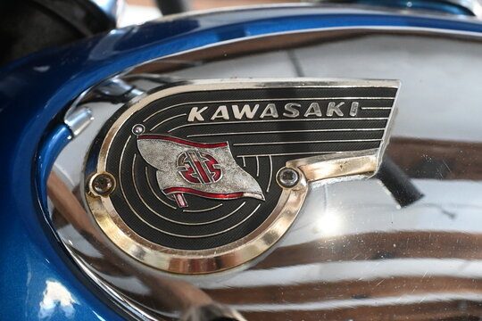 F&uuml;nen, D&auml;nemark Juli 12, 2026: Kawasaki-Historisches Emblem auf einem Motorrad
