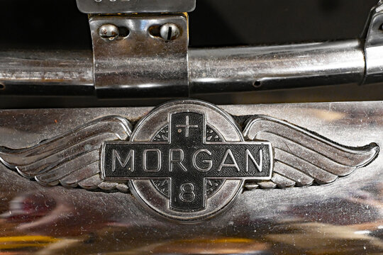 F&uuml;nen, D&auml;nemark Juli 12, 2026: Emblem des Morgan Plus 8, einem offenernSportwagen im Stil der 1930er-Jahre