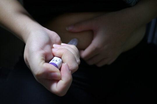 Hand Holding Weight Loss Injection Pen, Medical Treatment and Healthcare Copcept.