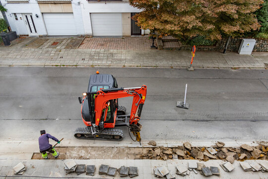 Travaux pour cr&eacute;er une tranch&eacute;e dans une rue