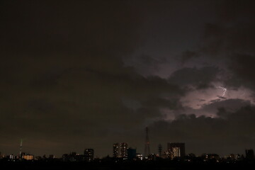 Fototapeta premium 雲内放電 雷が照らす都市の夜景 / Intra-Cloud Lightning Lightning Illuminating a City Skyline at Night