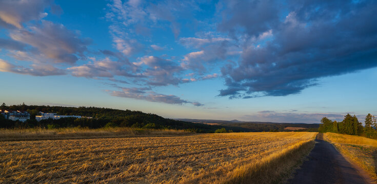 Wunderbarer Sonnenaufgang &uuml;ber den Feldern von Marbach Hessen im Juli bei Hitze