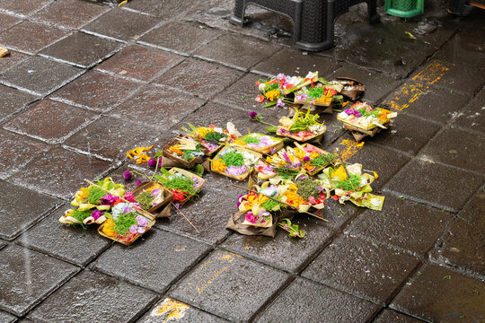 Canang Sari, eine Opfergabe balinesischer Hindus, die t&auml;glich dargebracht wird. Canang Sari, an offering made by Balinese Hindus every day.