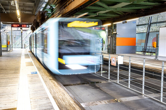 Moderner Schwebebahnzug f&auml;hrt in die Haltestelle Bahnhof Zoo ein