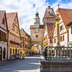 Historische Altstadtgasse mit Stadttor und Fachwerkhäusern in Rothenburg ob der Tauber © mitifoto