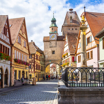 Historische Altstadtgasse mit Stadttor und Fachwerkh&auml;usern in Rothenburg ob der Tauber
