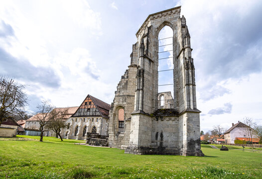 Kloster Walkenried im S&uuml;dharz, Mittelalterliche Steinruine mit gotischen Spitzbogenfenstern