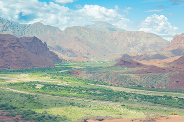 Fototapeta premium Vista panorámica del valle del río de las Conchas desde el Mirador Tres Cruces, Salta, Argentina