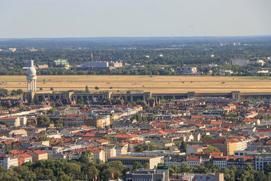 Berliner Horizont; Blick aus dem Stadtzentrum &uuml;ber das Tempelhofer Feld nach S&uuml;den