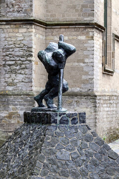 Maerten Pietersz van der Meij bronze sculpture in Alkmaar, Netherlands