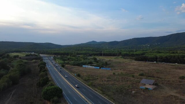 Carretera entre campos y bosques de la Costa Brava