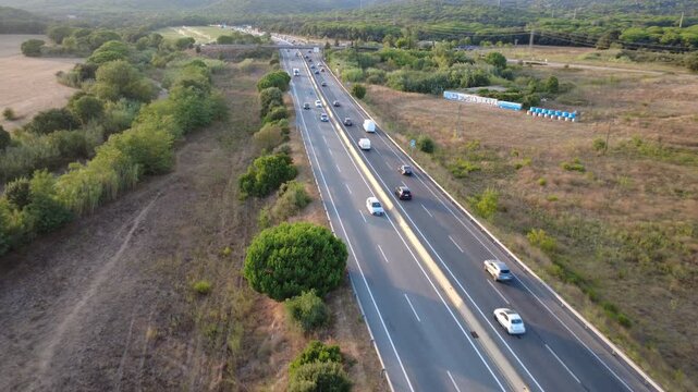 Carretera entre campos y bosques de la Costa Brava