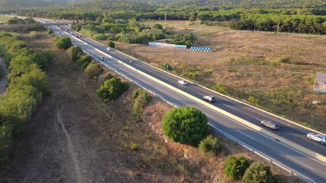 Carretera entre campos y bosques de la Costa Brava