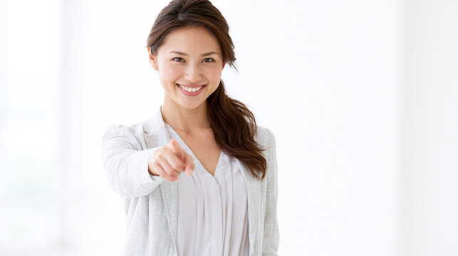正面を指差す女性ビジネスウーマン
