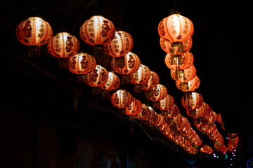 chinese lanterns in an alley © Duvekot Fotografie