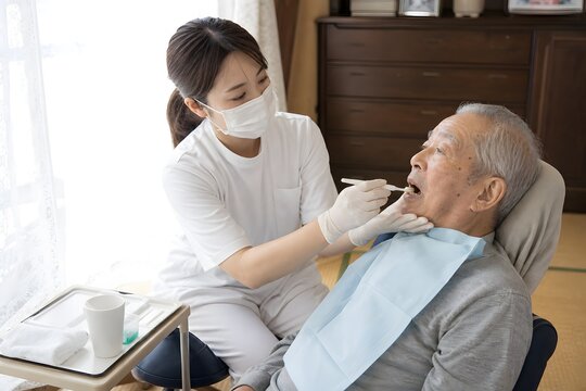 訪問歯科で口腔ケアを受ける高齢男性
