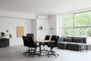 Obraz premium Blurred view of conference hall with table and sofa