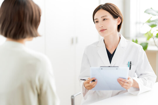 患者の説明に親身に耳を傾け丁寧にカウンセリングを行う女性医師