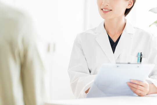 患者の説明に笑顔で耳を傾け丁寧にカウンセリングを行う女性医師